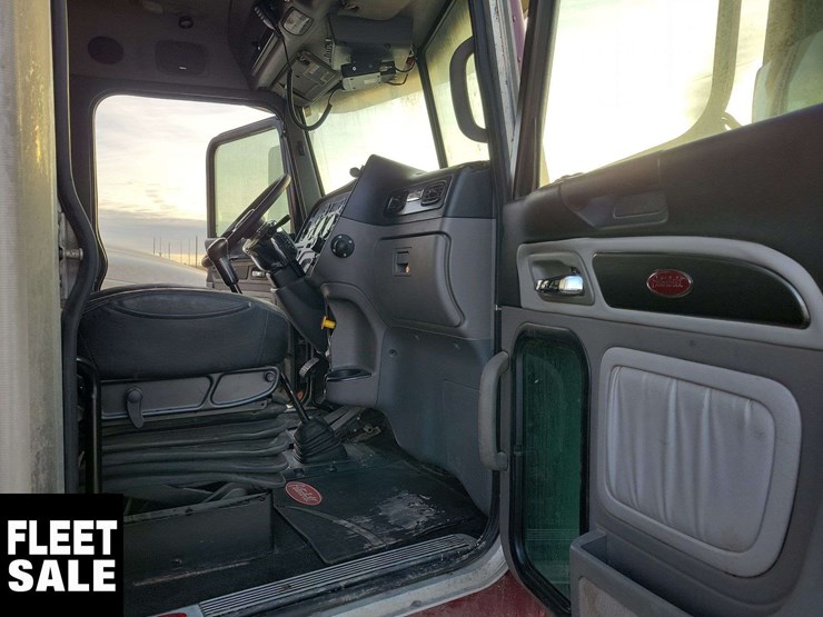 2016-peterbilt-389-image-17