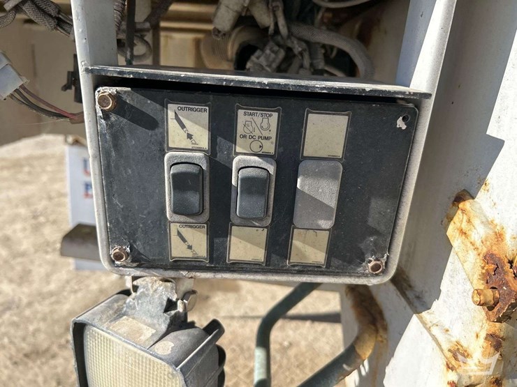 2013-freightliner-m2-bucket-truck-image-25