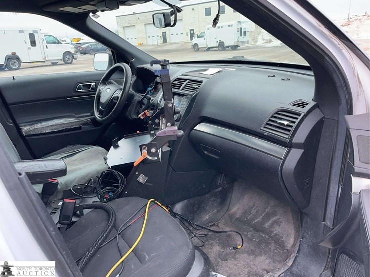 2018-ford-explorer-image-31