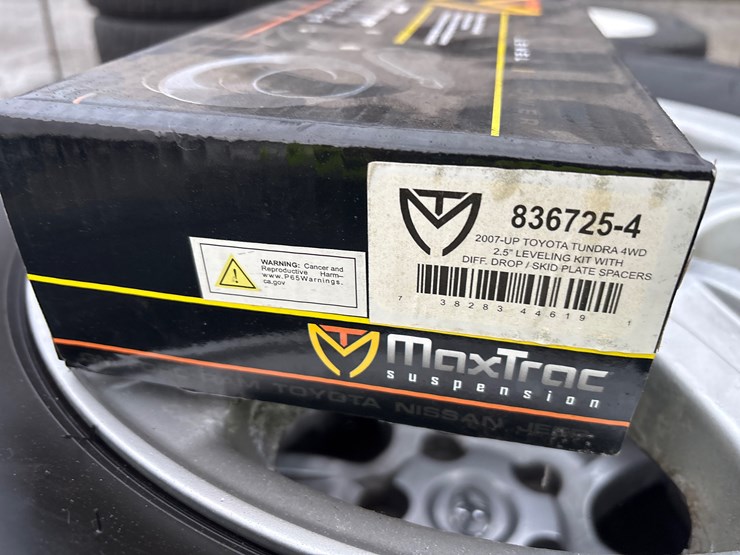 #6515-•-e1.-(4)-michellin-p275/65r18-tires-on-rims-image-3