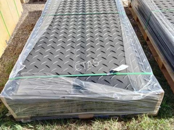 #4-•-diamond-ground-protection-mats-4'-x-8'-(irgpm)-image-1