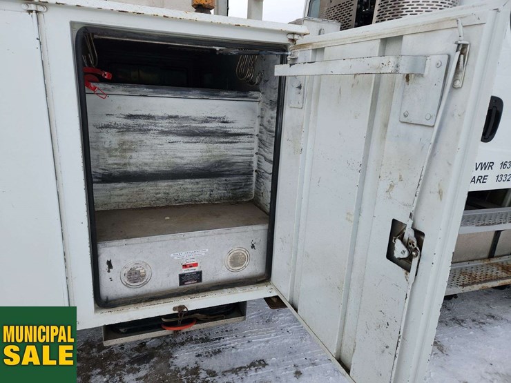 2016-freightliner-m2-106-image-34