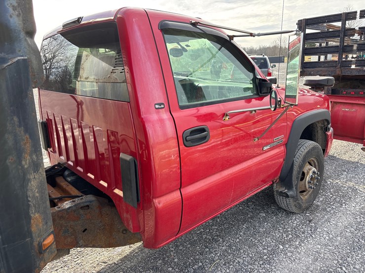 #1113-•-2004-gmc-sierra-pickup-truck-image-17