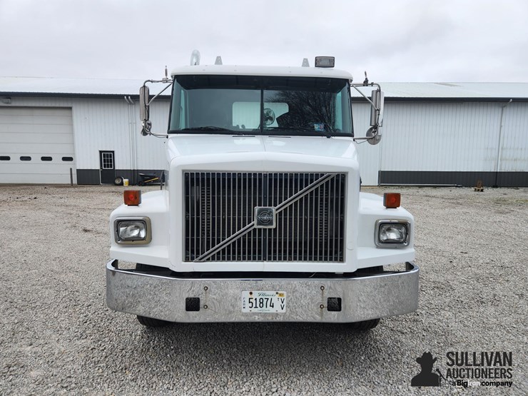 1995-white-wg64t-t/a-day-cab-truck-tractor-image-2