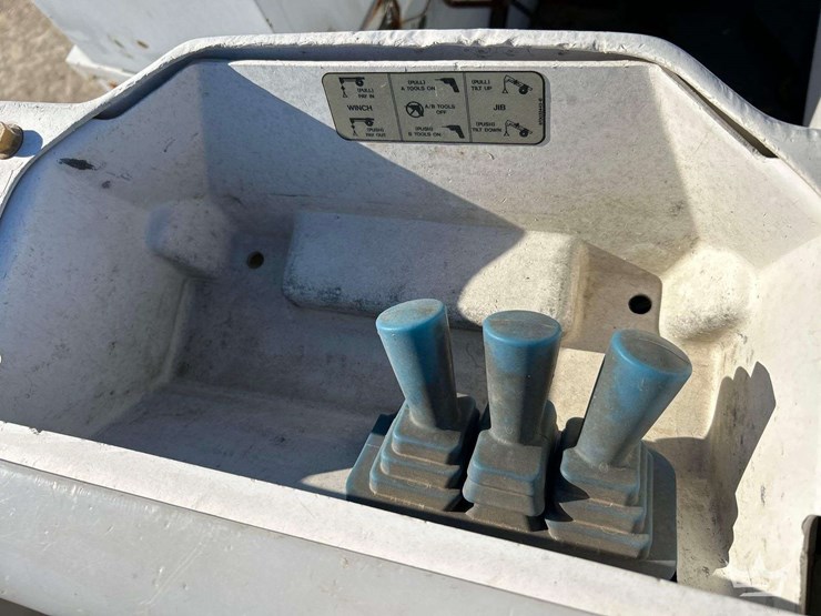 2013-freightliner-m2-bucket-truck-image-33