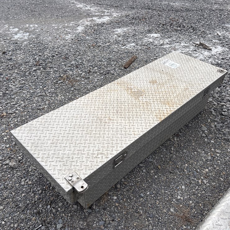 #6537 • D1. Aluminum diamond plate truck box
