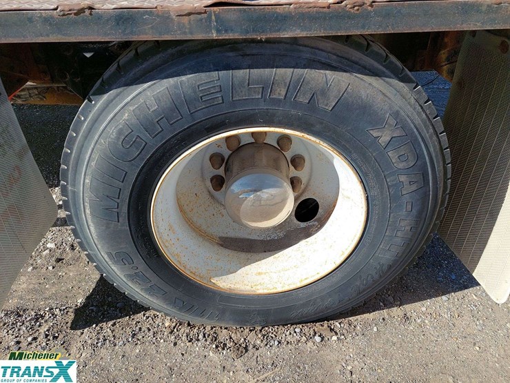 2005-freightliner-m2-106-image-10