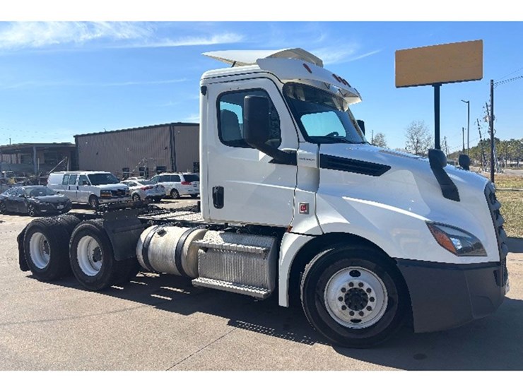2020-freightliner-cascadia-126-image-1