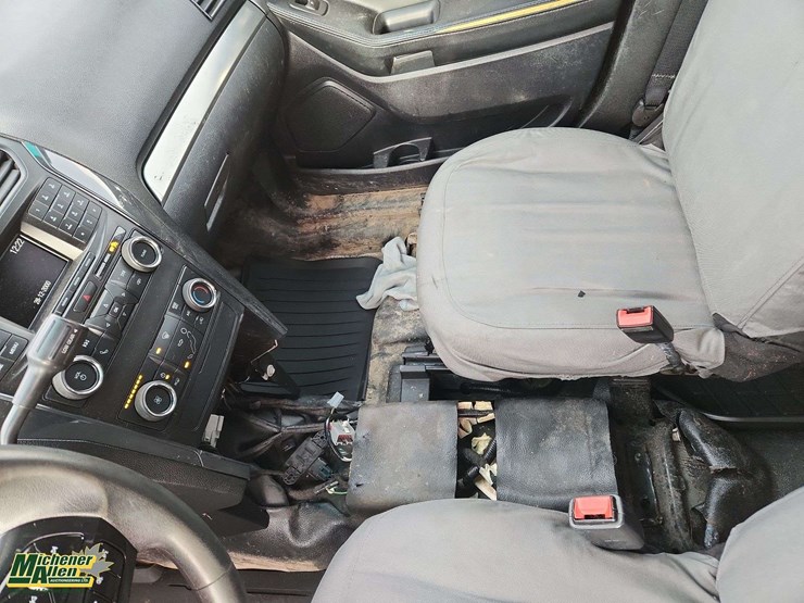 2019-ford-explorer-image-38