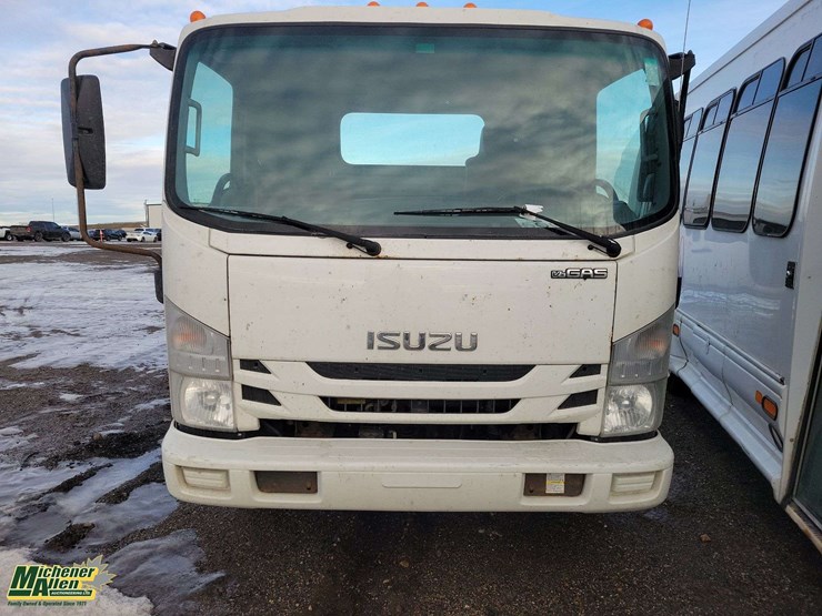 2017-isuzu-npr-image-6