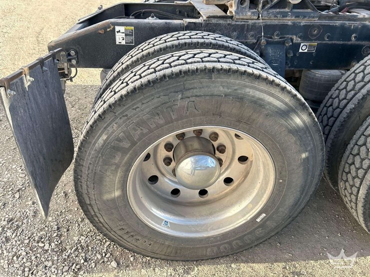 2017-peterbilt-567-image-26