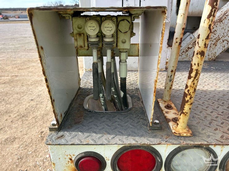 2011-ford-f750-image-25