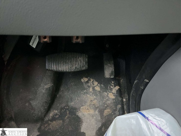 2014-ford-cargo-image-23