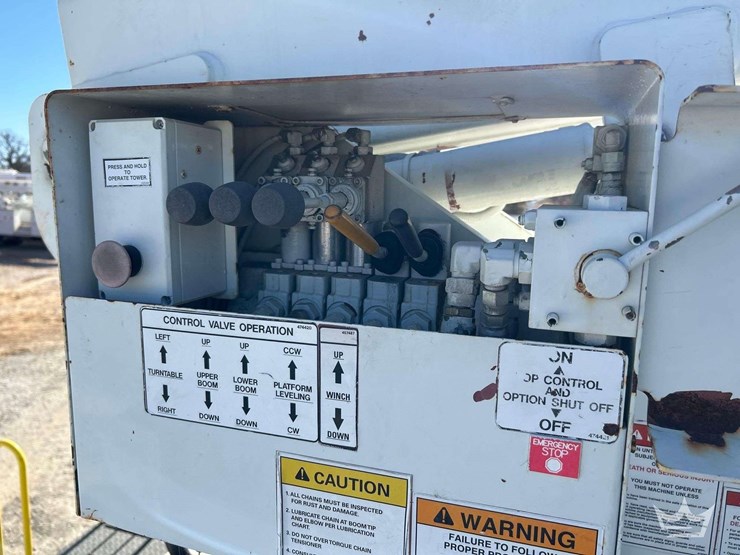 2006-international-bucket-truck-image-38