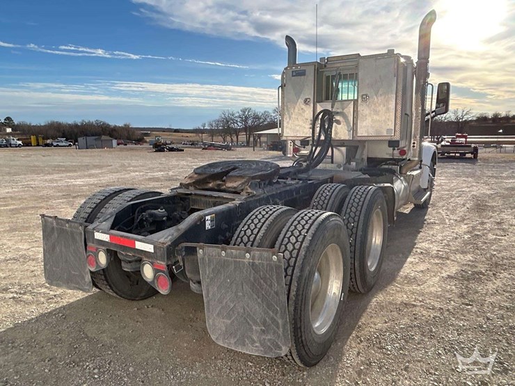 2017-peterbilt-567-image-3
