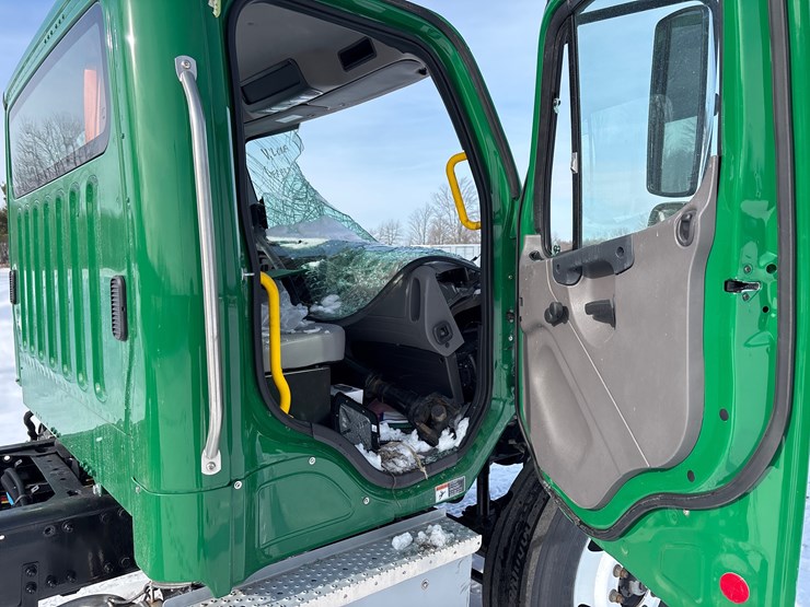 2024-freightliner-m2-106-image-24