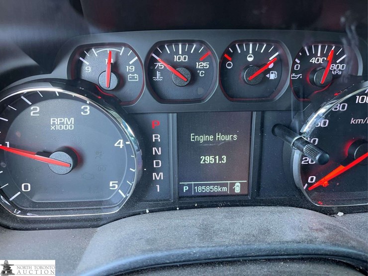 2015-chevrolet-silverado-2500hd-image-21