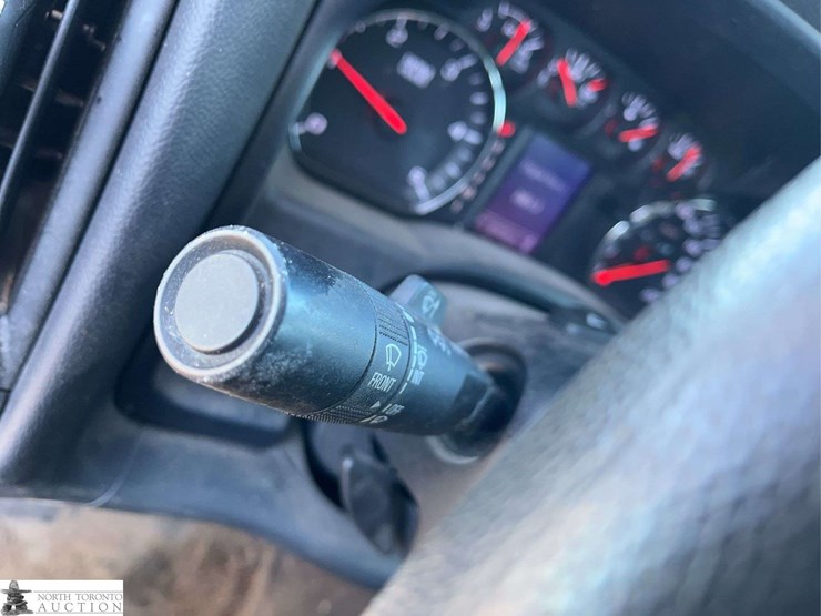 2015-chevrolet-silverado-2500hd-image-25