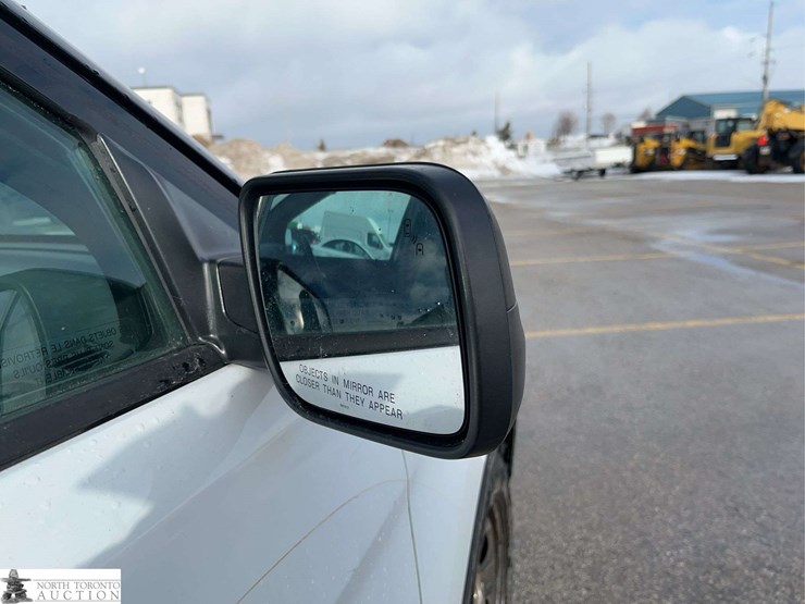 2017-ford-explorer-image-33