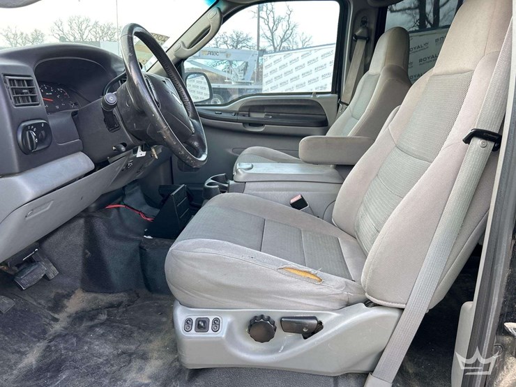 2005-ford-excursion-image-11