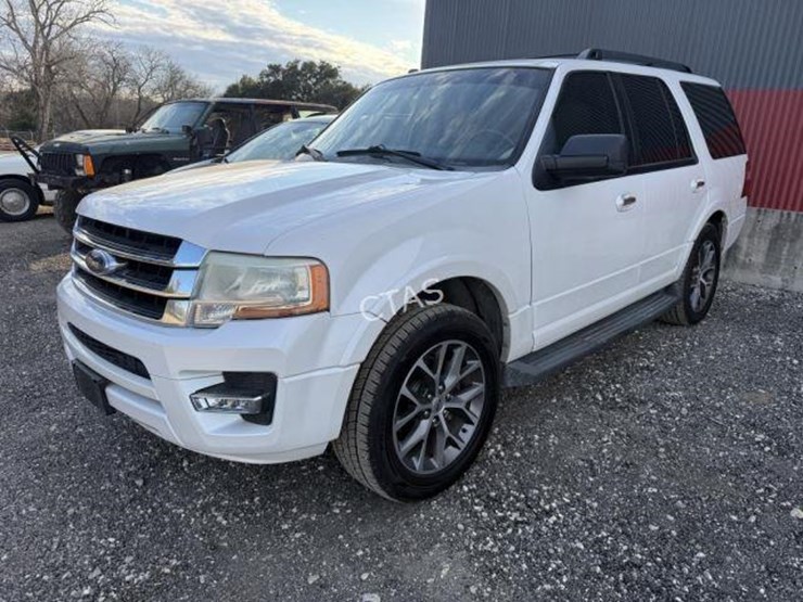 2016-ford-expedition-xlt-image-1