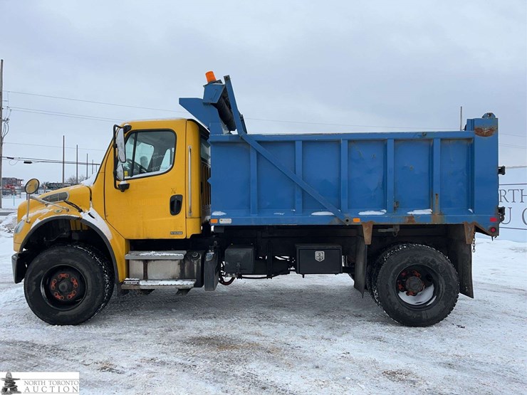 2011-freightliner-m2-106-image-7