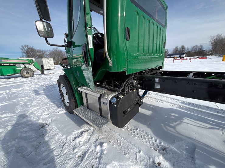 2024-freightliner-m2-106-image-10