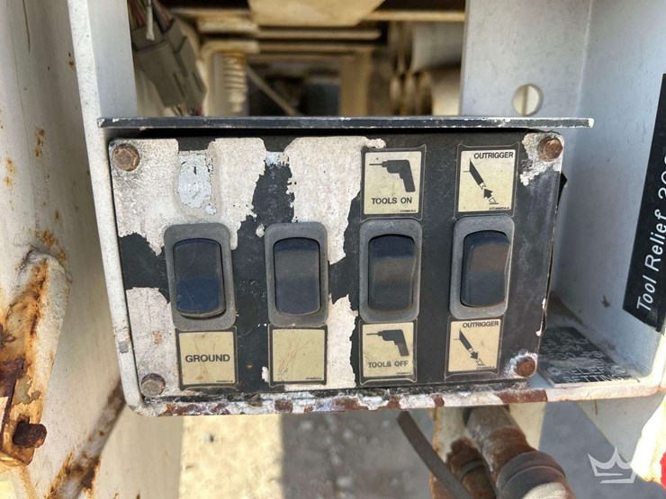 2013-freightliner-m2-bucket-truck-image-26