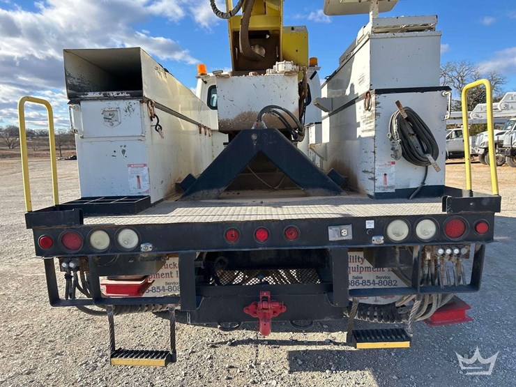 2006-freightliner-m2-bucket-truck-image-24