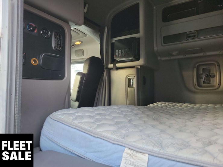 2016-peterbilt-389-image-31