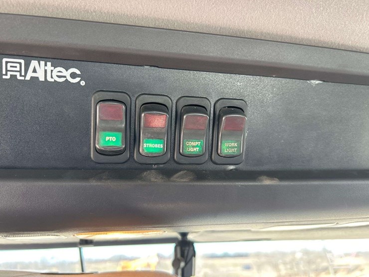 2013-freightliner-m2-bucket-truck-image-19