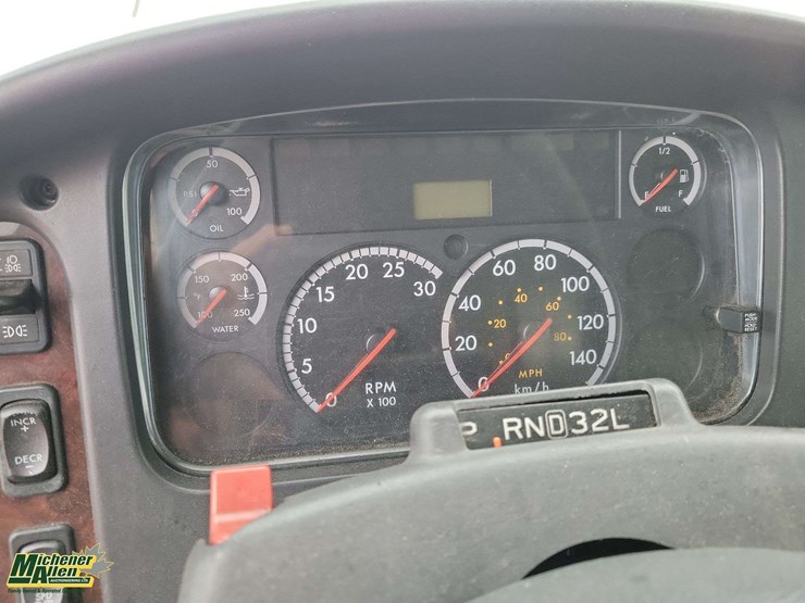 2006-freightliner-m2-106-image-15