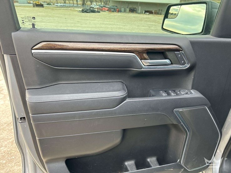 2023-gmc-sierra-elevation-crew-cab-4x4-pick-up-truck-image-11