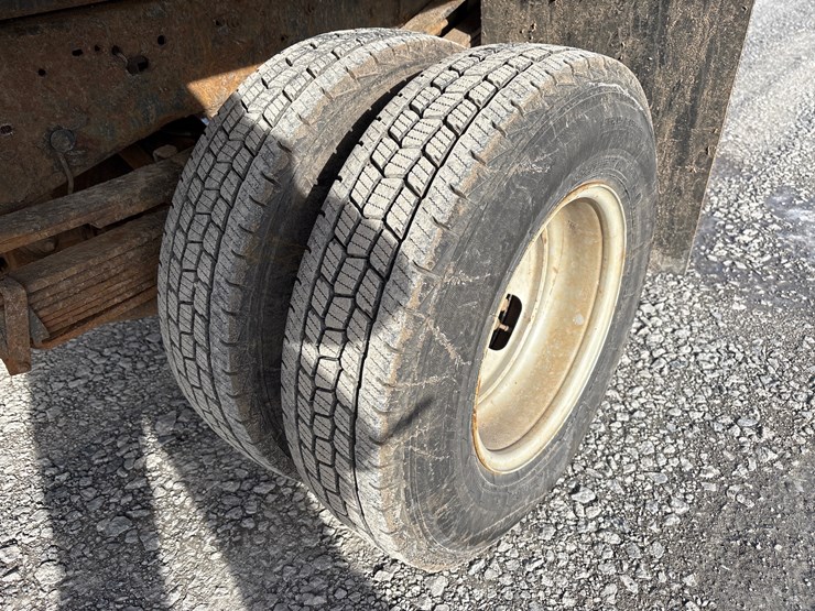 #1113-•-2004-gmc-sierra-pickup-truck-image-10