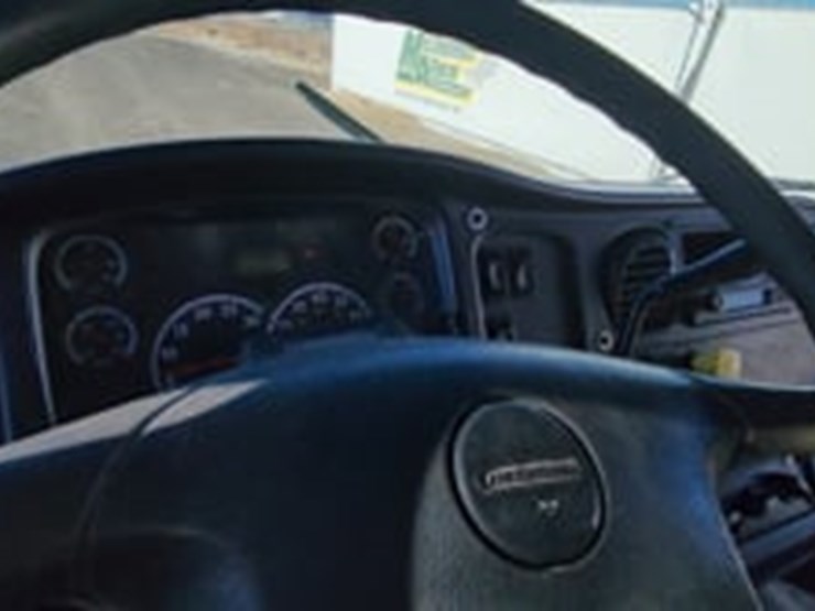 2007-freightliner-m2-106-image-3