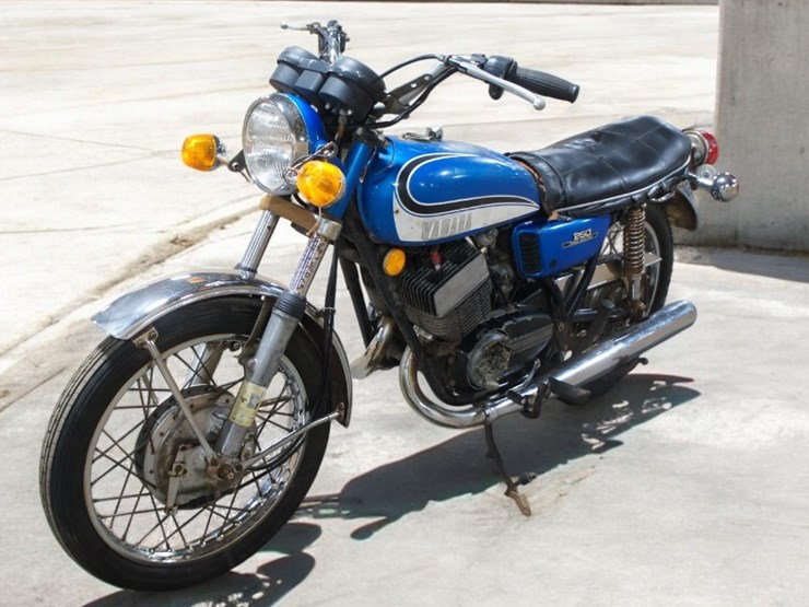 1973-yamaha-rd250-motorcycle-image-2