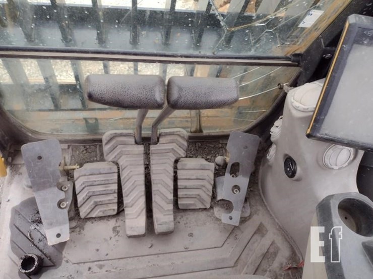 2015-volvo-ec220e-lr-image-12