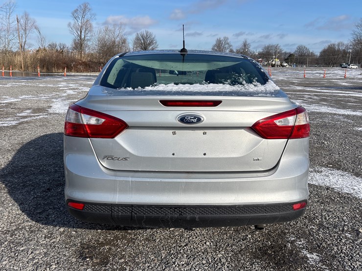#1110-•-2012-ford-focus-passenger-car-image-12