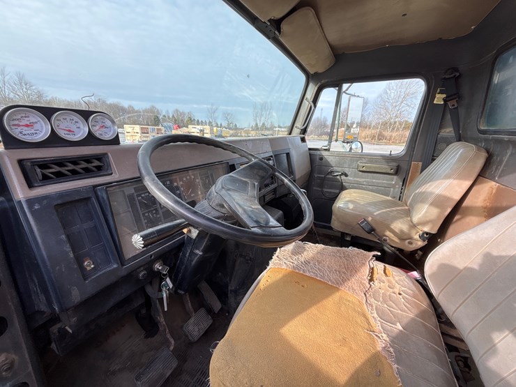 1995-international-4700-image-8