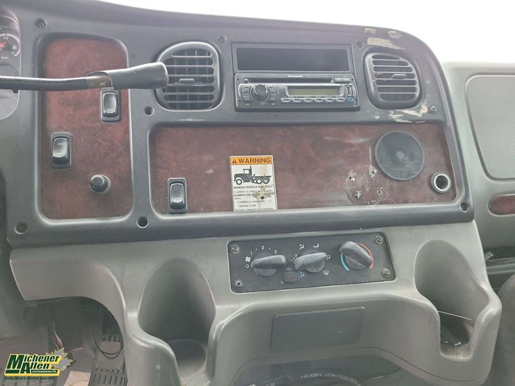 2006-freightliner-m2-106-image-17