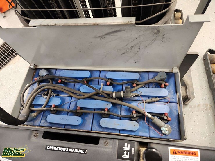 linde-electric-forklift-and-charger-non-operable-linde-wes40-02-4000-lbs-lbs-forklift-image-13