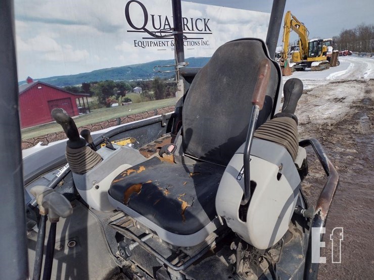 2013-deere-35d-image-12