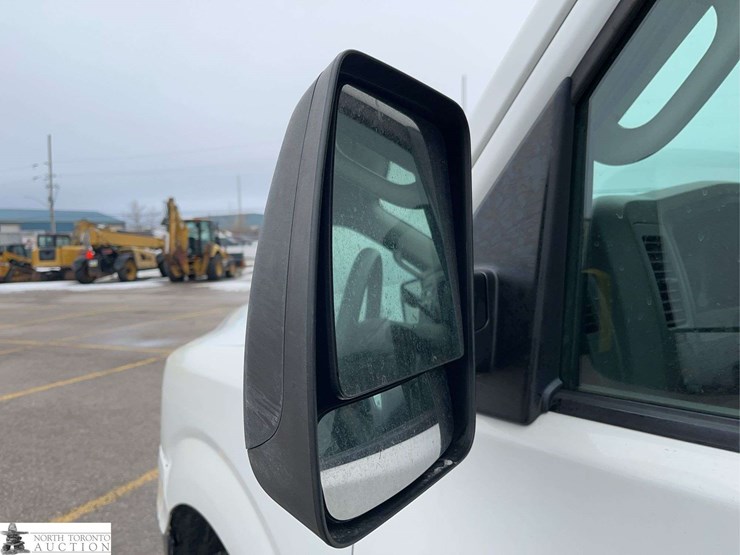 2012-nissan-nv2500hd-image-36