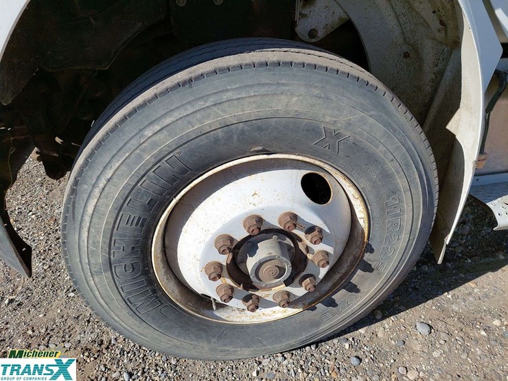 2005-freightliner-m2-106-image-9