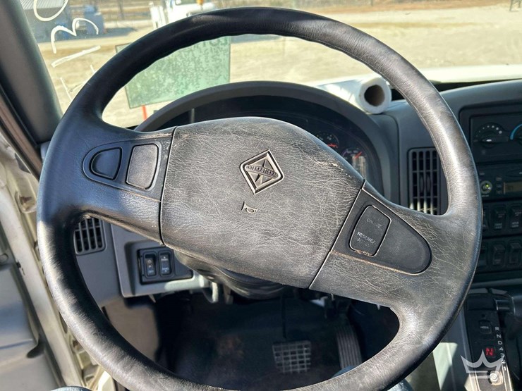 2006-international-bucket-truck-image-13