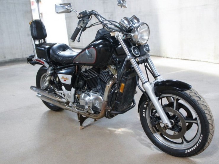 1986-honda-shadow-vt1100-motorcycle-image-2