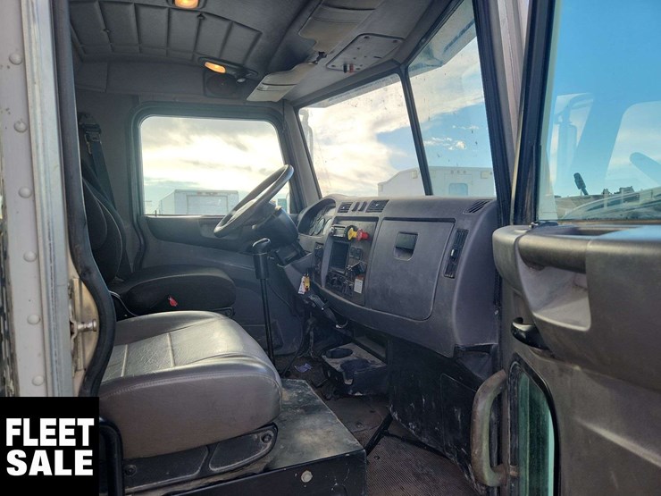 2011-peterbilt-348-image-17