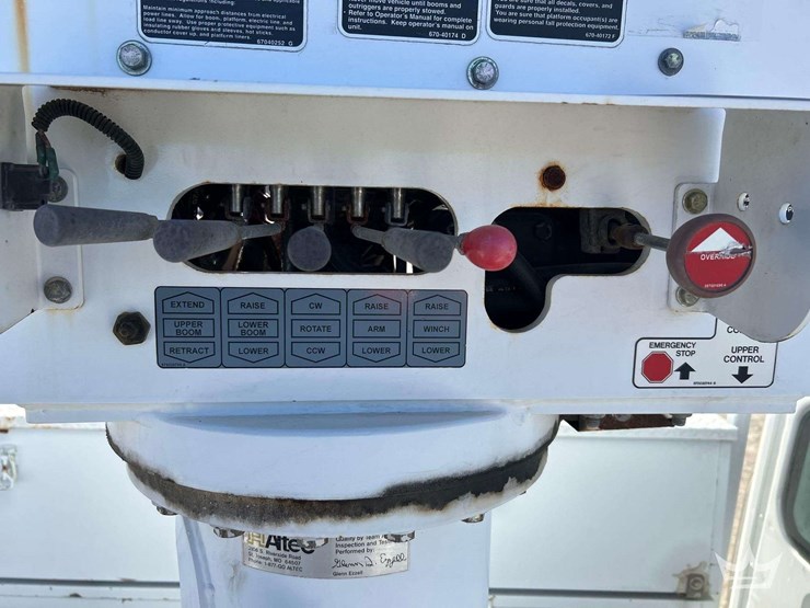 2013-freightliner-m2-bucket-truck-image-29