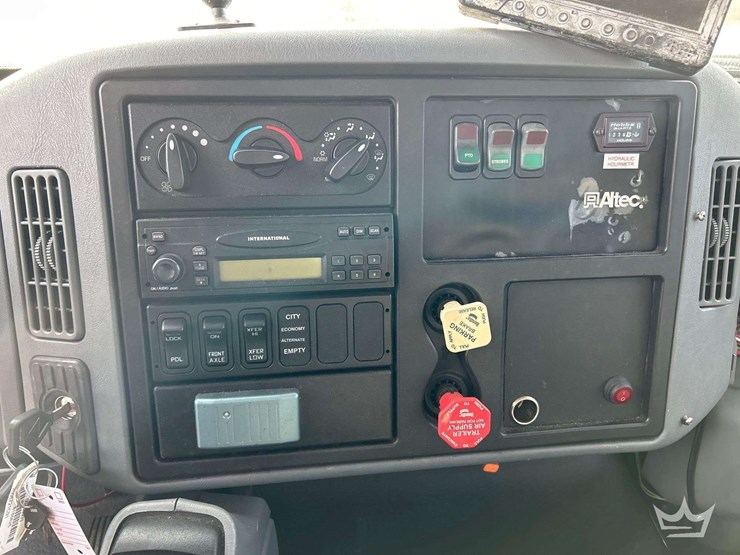 2007-international-derrick-digger-truck-image-15