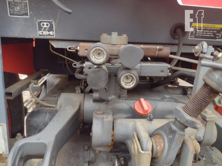 10-kubota-m108-tractor-image-19